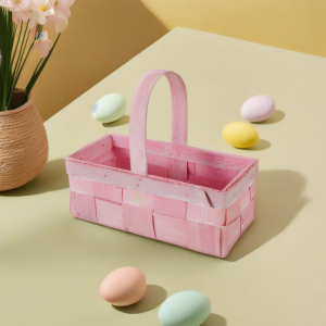 Różowy kosz z łuby 21 cm w aranżacji z pastelowymi jajkami. Lekka łubianka idealna do stroików i kompozycji kwiatowych.