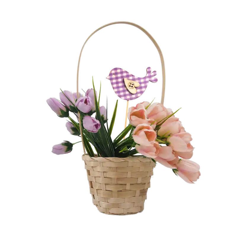 Ptaszek w fioletową kratkę umieszczony w wiklinowym koszyku z tulipanami. Dekoracja na piku stanowi elegancki akcent w wiosennej kompozycji kwiatowej.