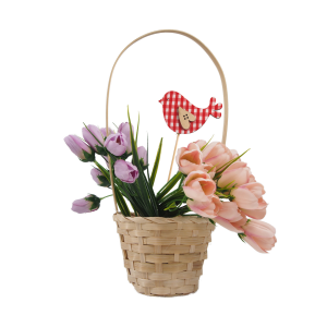 Drewniany ptaszek w czerwonej kratce jako ozdoba na piku wpleciona w bukiet tulipanów w wiklinowym koszyku na białym tle.