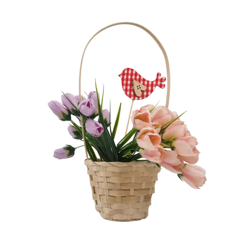 Drewniany ptaszek w czerwonej kratce jako ozdoba na piku wpleciona w bukiet tulipanów w wiklinowym koszyku na białym tle.