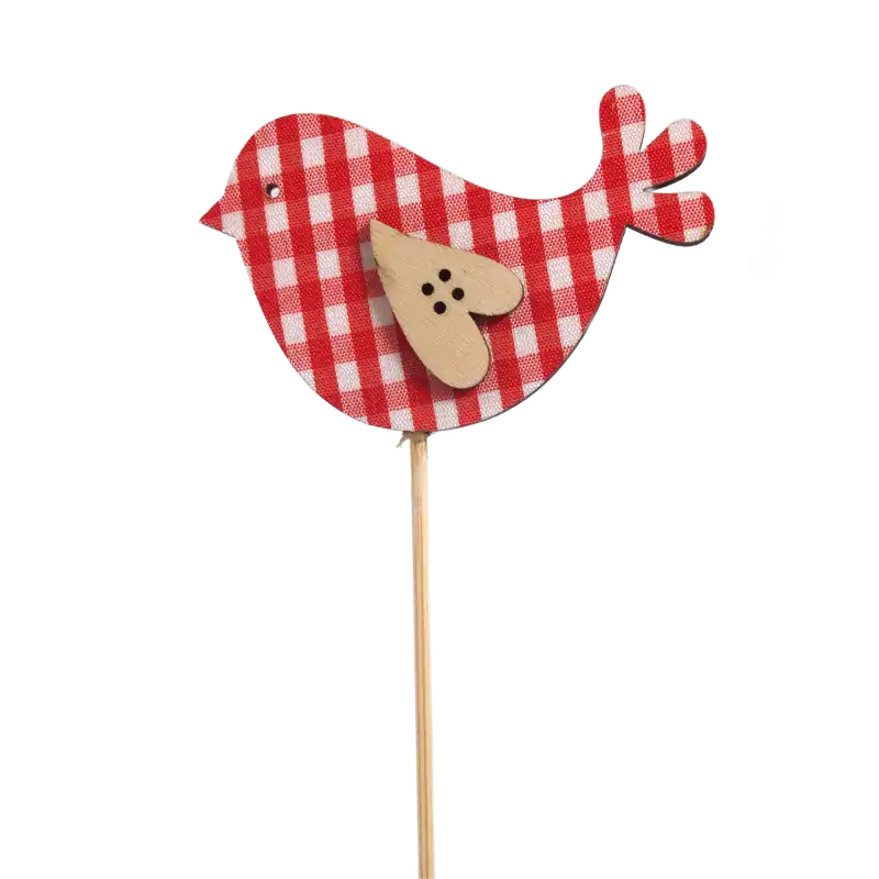 Czerwony ptaszek na piku ozdobiony drewnianym sercem z guziczkami, wkomponowany w wiosenne dekoracje.