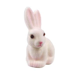 Zbliżenie na przednią część białego zająca flokowanego. Widoczne szczegóły pyszczka oraz ustawienie uszu w pionie na czystym tle.