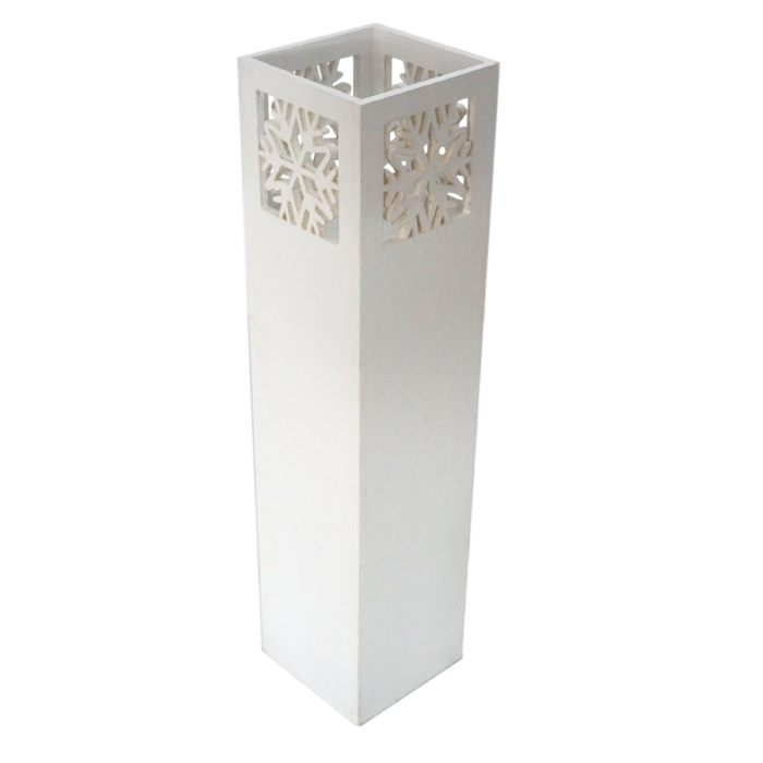 Wysoki drewniany świecznik 50 cm jako lampion adwentowy o kwadratowej podstawie 12x12 cm z ażurowym wzorem płatków śniegu w górnej części. Dekoracja bożonarodzeniowa o wysokości 50 cm