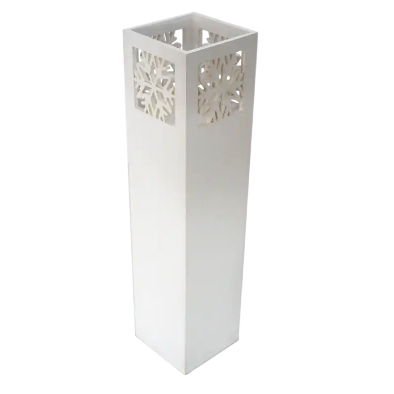 Wysoki drewniany świecznik 50 cm jako lampion adwentowy o kwadratowej podstawie 12x12 cm z ażurowym wzorem płatków śniegu w górnej części. Dekoracja bożonarodzeniowa o wysokości 50 cm.