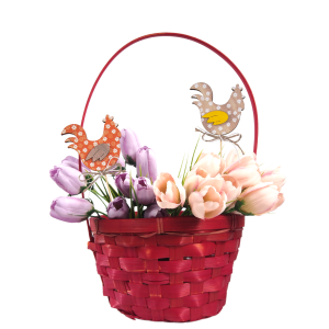 Czerwony koszyk z tulipanami ozdobiony dwiema drewnianymi kurami na piku, kompletna aranżacja florystyczna na święta.