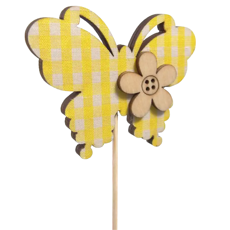 Zbliżenie na żółtego motyla na piku o długości 24 cm. Dekoracja posiada wzór w kratkę oraz drewniany kwiatek, tworząc radosny akcent do wiosennych aranżacji, bukietów i stroików.