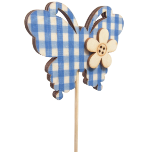 Zbliżenie na niebieskiego motyla na piku o wymiarach 7x6 cm z drewnianym kwiatkiem i wzorem w kratkę. Idealna ozdoba na piku do wiosennych kompozycji florystycznych o łącznej długości 24 cm.