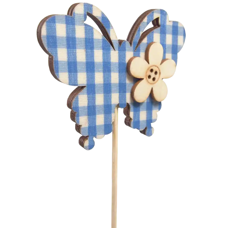 Zbliżenie na niebieskiego motyla na piku o wymiarach 7x6 cm z drewnianym kwiatkiem i wzorem w kratkę. Idealna ozdoba na piku do wiosennych kompozycji florystycznych o łącznej długości 24 cm.