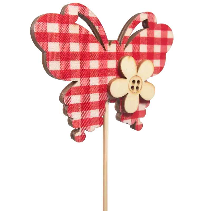 Zbliżenie na czerwonego motyla na piku o wymiarach 7x6 cm z drewnianym kwiatkiem. Dekoracja o długości 24 cm w kratkę.