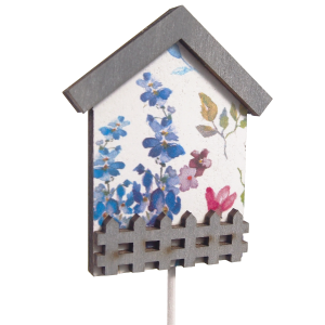 Zbliżenie na domek na piku 6x5 cm z kwiatowym motywem i imitacją płotku. Wiosenna dekoracja do doniczek i kompozycji.