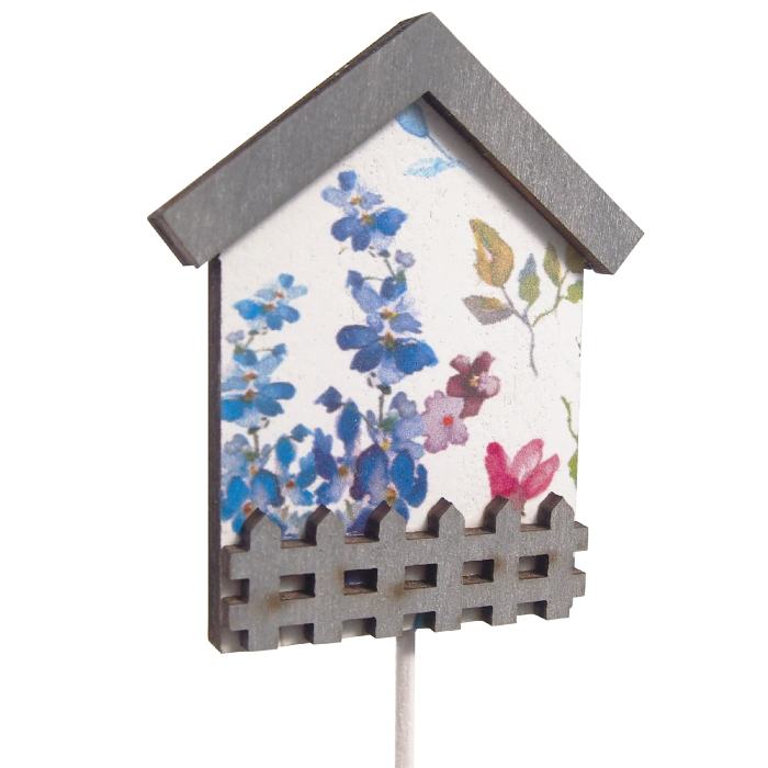 Zbliżenie na domek na piku 6x5 cm z kwiatowym motywem i imitacją płotku. Wiosenna dekoracja do doniczek i kompozycji.