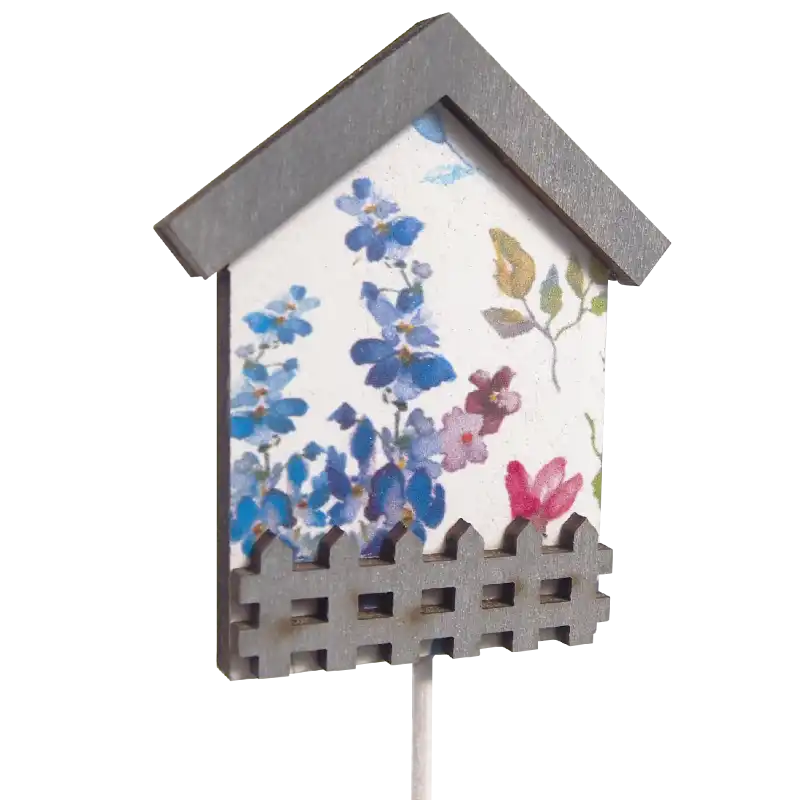 Zbliżenie na domek na piku 6x5 cm z kwiatowym motywem i imitacją płotku. Wiosenna dekoracja do doniczek i kompozycji.