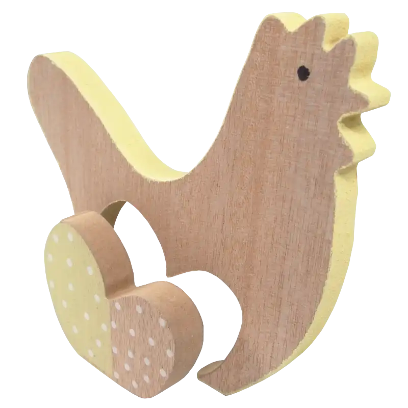 Drewniana kura 2w1 15 cm to nowoczesna dekoracja wielkanocna. Figurka prezentowana w ujęciu pod kątem, z widocznym odczepianym elementem w kropki.