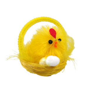 Puchaty żółty kurczak w sizalowym koszyczku o wysokości 6 cm, posiadający wyraziste oczka i dziób, idealny jako dekoracja na Wielkanoc.