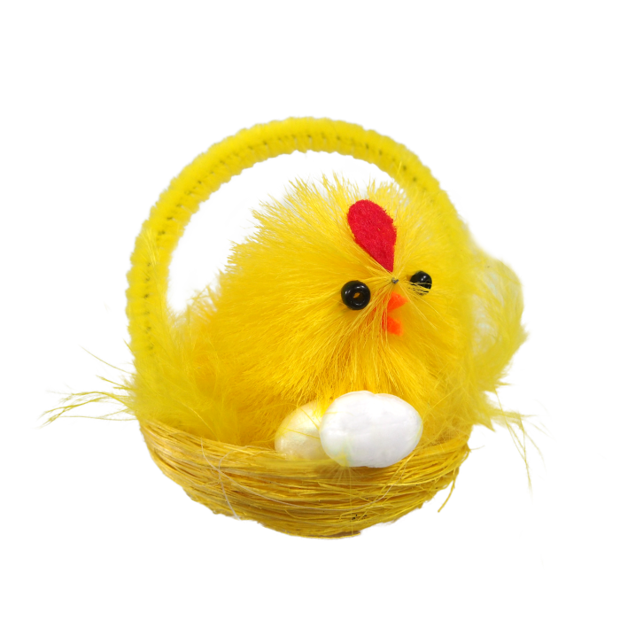 Puchaty żółty kurczak w sizalowym koszyczku o wysokości 6 cm, posiadający wyraziste oczka i dziób, idealny jako dekoracja na Wielkanoc.