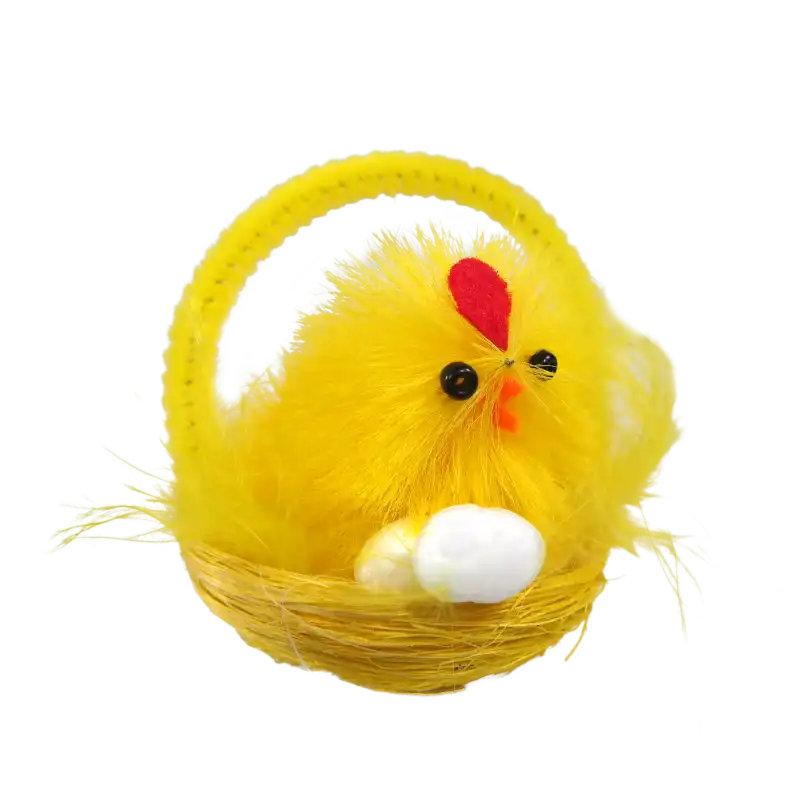Puchaty żółty kurczak w sizalowym koszyczku o wysokości 6 cm, posiadający wyraziste oczka i dziób, idealny jako dekoracja na Wielkanoc.