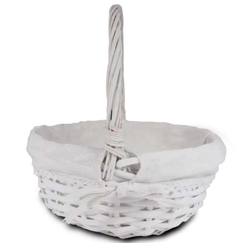 Okrągły kosz z wikliny o średnicy 22 cm z jasną wyściółką z materiału. Widoczna ażurowa dekoracja z kokardką.
