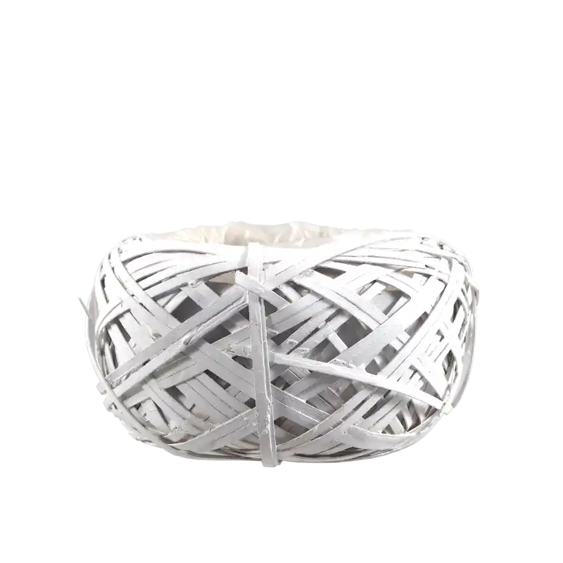 Biała okrągła osłonka wiklinowa o średnicy 20 cm i wysokości 10 cm. Posiada wewnętrzną folię ochronną, która zabezpiecza przed wyciekiem wody.