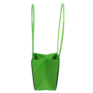 Zdjęcie przedstawia oliwkową torebkę kwiatową z profilu, eksponując jej smukłą formę, wysokość 33 cm oraz sposób mocowania pałąków.