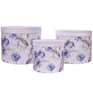 Zestaw trzech fioletowych flowerboxów z kwiatowym nadrukiem o wysokości 18, 19 oraz 21 cm, prezentowanych w komplecie.