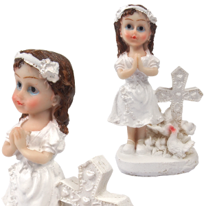 Dwa ujęcia figurki komunijnej 10 cm: z boku oraz z przodu, ukazujące detale stroju i dekoracyjny krzyż.