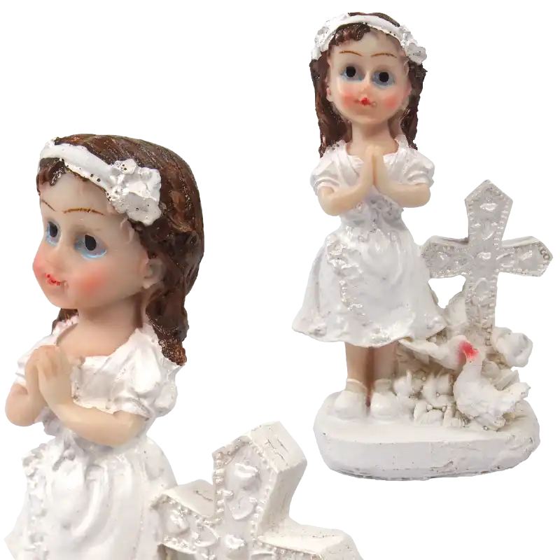 Dwa ujęcia figurki komunijnej 10 cm: z boku oraz z przodu, ukazujące detale stroju i dekoracyjny krzyż.
