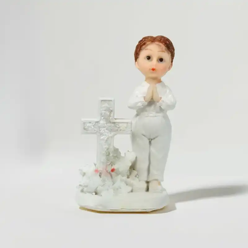 Aniołek komunijny chłopczyk o wysokości 10 cm z krzyżem, idealna pamiątka Pierwszej Komunii Świętej lub dekoracja stołu.