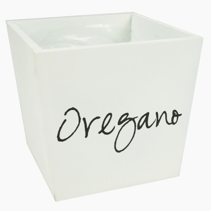 Drewniana doniczka na zioła z napisami Oregano o wysokości 13 cm. Kwadratowa forma w białym kolorze, wewnątrz posiada folię ochronną, ułatwiającą uprawę roślin w domowej kuchni.