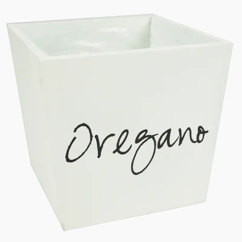Drewniana doniczka na zioła z napisami Oregano o wysokości 13 cm. Kwadratowa forma w białym kolorze, wewnątrz posiada folię ochronną, ułatwiającą uprawę roślin w domowej kuchni.