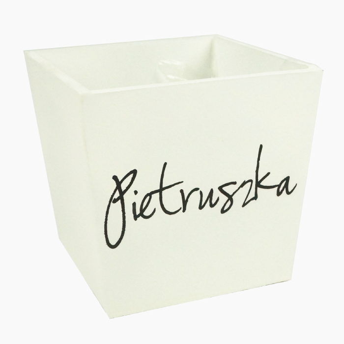 Doniczka na zioła z napisami wykonana z drewna o wysokości 13 cm. Model z nadrukiem Pietruszka posiada wewnątrz folię ochronną, ułatwiającą porządkowanie roślin w domowej kuchni.