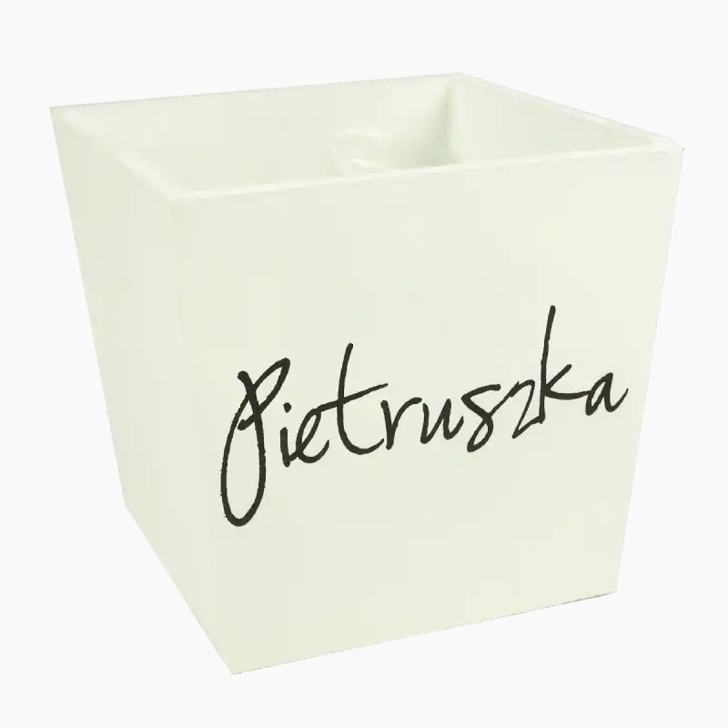 Doniczka na zioła z napisami wykonana z drewna o wysokości 13 cm. Model z nadrukiem Pietruszka posiada wewnątrz folię ochronną, ułatwiającą porządkowanie roślin w domowej kuchni.