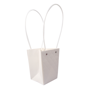 Zbliżenie na pustą białą torebkę kwiatową o wysokości 36 cm, ukazujące detale pikowania oraz metalowe nity.