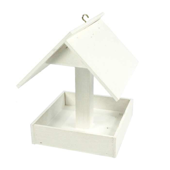 Biały drewniany karmnik dla ptaków o wysokości 23 cm. Model z kwadratową podstawą 16x16 cm oraz daszkiem i metalowym uchwytem do zawieszenia w ogrodzie lub na balkonie.