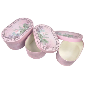 Trzy owalne flower boxy ustawione obok siebie, ukazujące różnice w wielkościach: 32 cm, 30 cm oraz 28 cm. Pudełka są częściowo otwarte, eksponując ich wnętrze.