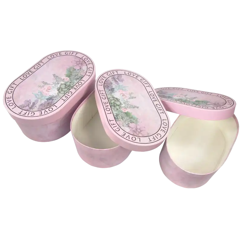 Trzy owalne flower boxy ustawione obok siebie, ukazujące różnice w wielkościach: 32 cm, 30 cm oraz 28 cm. Pudełka są częściowo otwarte, eksponując ich wnętrze.