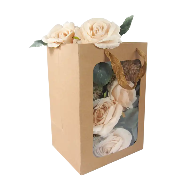 Zbliżenie na kraftową torebkę prezentową 30x20x16 cm z bukietem jasnych róż, podkreślające naturalny odcień papieru.