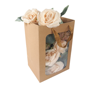Kraftowa torebka z okienkiem 30x20x16 cm wypełniona sztucznymi kwiatami, idealna do dekoracji i upominków.