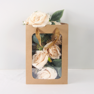 Kraftowa torebka prezentowa 30x20x16 cm z okienkiem. Prezentuje bukiet kwiatów widoczny przez przezroczysty front torebki.