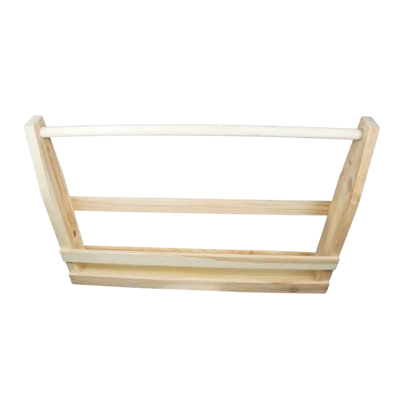 Konstrukcja drewnianej skrzynki o długości 53 cm, idealnej do transportu butelek na grilla lub spotkanie.