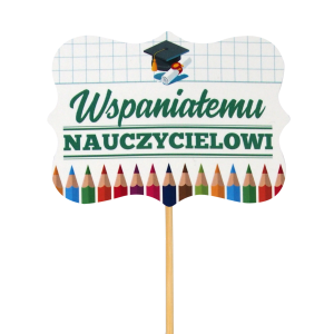 Zbliżenie na papierowy topper Wspaniałemu nauczycielowi o długości 28 cm. Ozdoba z kolorowym nadrukiem kredek i czapki absolwenta na drewnianym piku. Doskonały element dekoracyjny do bukietów.
