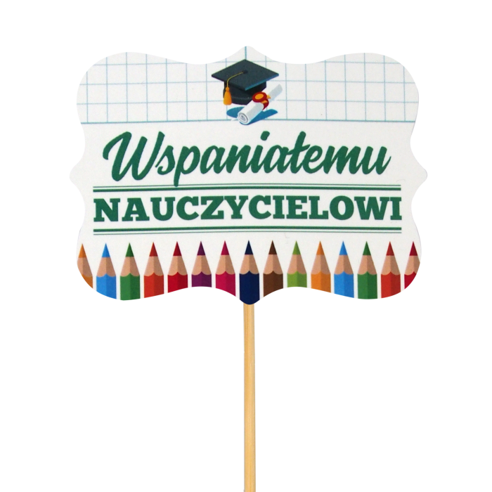 Zbliżenie na papierowy topper Wspaniałemu nauczycielowi o długości 28 cm. Ozdoba z kolorowym nadrukiem kredek i czapki absolwenta na drewnianym piku. Doskonały element dekoracyjny do bukietów.