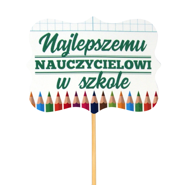 Zbliżenie na papierowy topper Najlepszemu nauczycielowi w szkole o długości 28 cm. Dekoracja posiada kolorowy nadruk z motywem kredek, idealnie nadaje się do personalizacji prezentów.