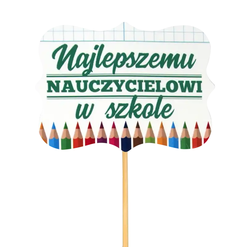Zbliżenie na papierowy topper Najlepszemu nauczycielowi w szkole o długości 28 cm. Dekoracja posiada kolorowy nadruk z motywem kredek, idealnie nadaje się do personalizacji prezentów.