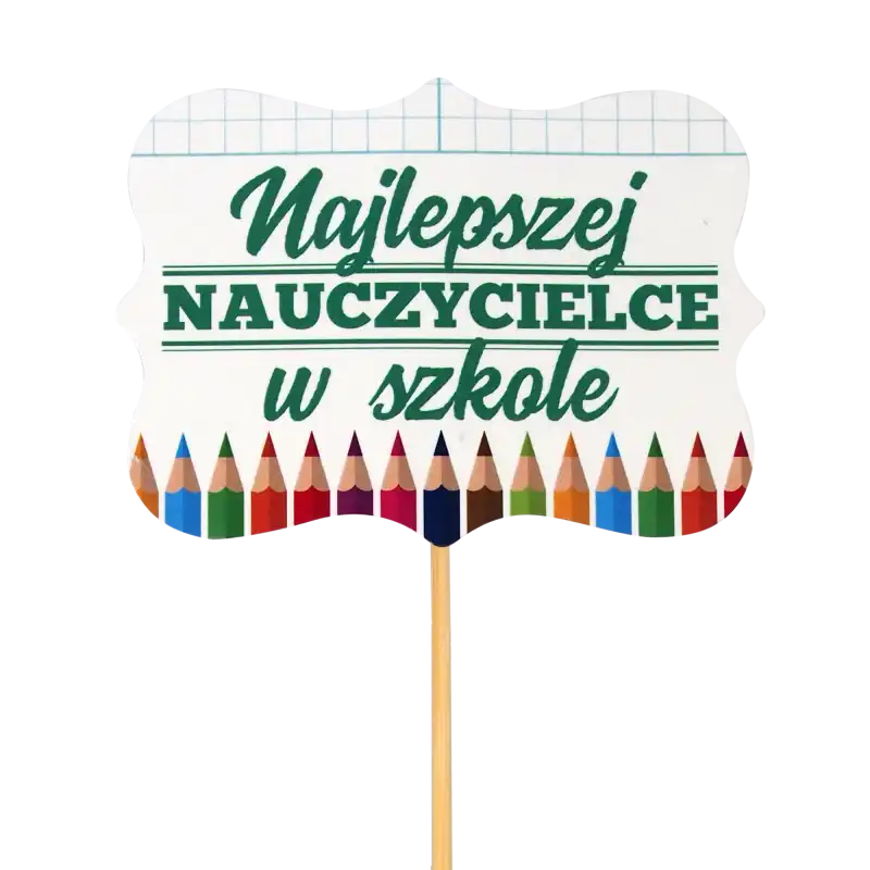 Zbliżenie na papierowy topper Najlepszej nauczycielce w szkole o długości 28 cm. Dekoracja posiada kolorowy nadruk z motywem kredek, idealnie nadaje się do personalizacji prezentów dla nauczyciela.