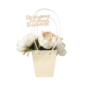 Napis na piku umieszczony w ozdobnym koszyku z jasnymi kwiatami. Naturalny design pasujący do wielu kompozycji florystycznych.