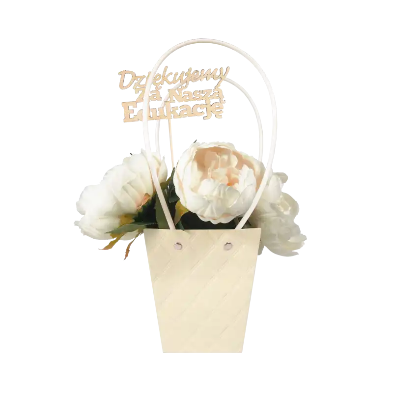 Napis na piku umieszczony w ozdobnym koszyku z jasnymi kwiatami. Naturalny design pasujący do wielu kompozycji florystycznych.