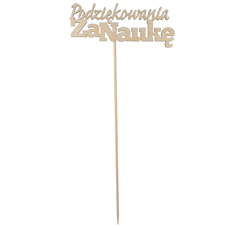 Widok całego produktu w pionie. Topper z napisem o długości 33 cm wykonany z drewna, gotowy do umieszczenia w bukiecie lub gąbce florystycznej.