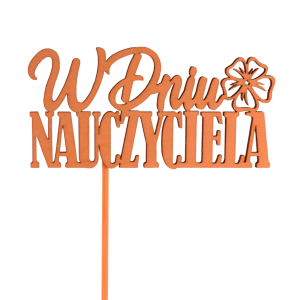 Pomarańczowy drewniany topper W Dniu Nauczyciela o wymiarach 11x5 cm na piku. Dekoracyjny napis z motywem kwiatka, idealny jako personalizacja prezentu dla nauczyciela.