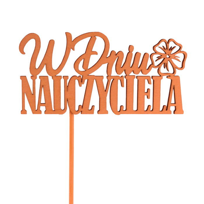 Pomarańczowy drewniany topper W Dniu Nauczyciela o wymiarach 11x5 cm na piku. Dekoracyjny napis z motywem kwiatka, idealny jako personalizacja prezentu dla nauczyciela.
