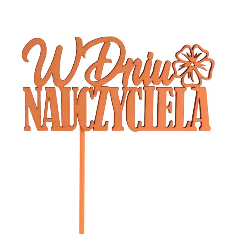 Pomarańczowy drewniany topper W Dniu Nauczyciela o wymiarach 11x5 cm na piku. Dekoracyjny napis z motywem kwiatka, idealny jako personalizacja prezentu dla nauczyciela.